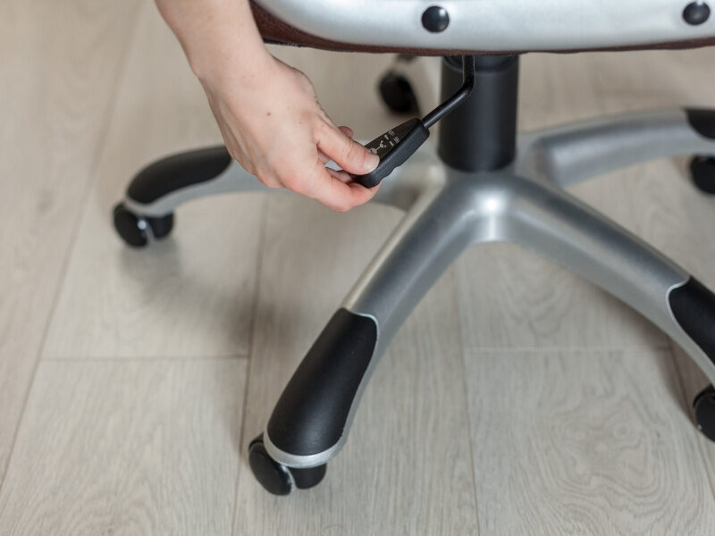 cách hạ ghế xoay 